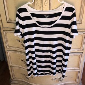 Short sleeve scoop neck striped t-shirt.